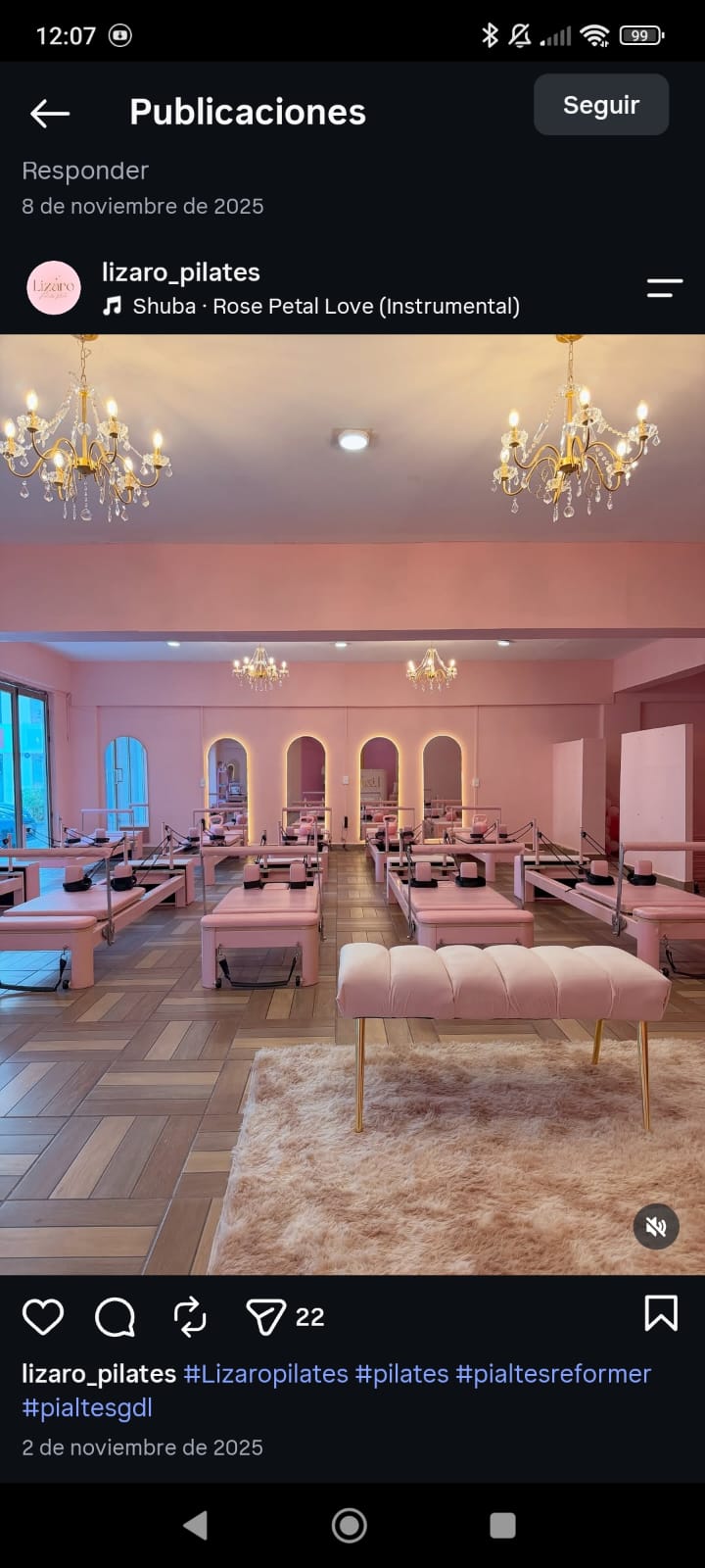 Interior de Lizaro con reformers rosas, espejos de arco y lámparas de cristal
