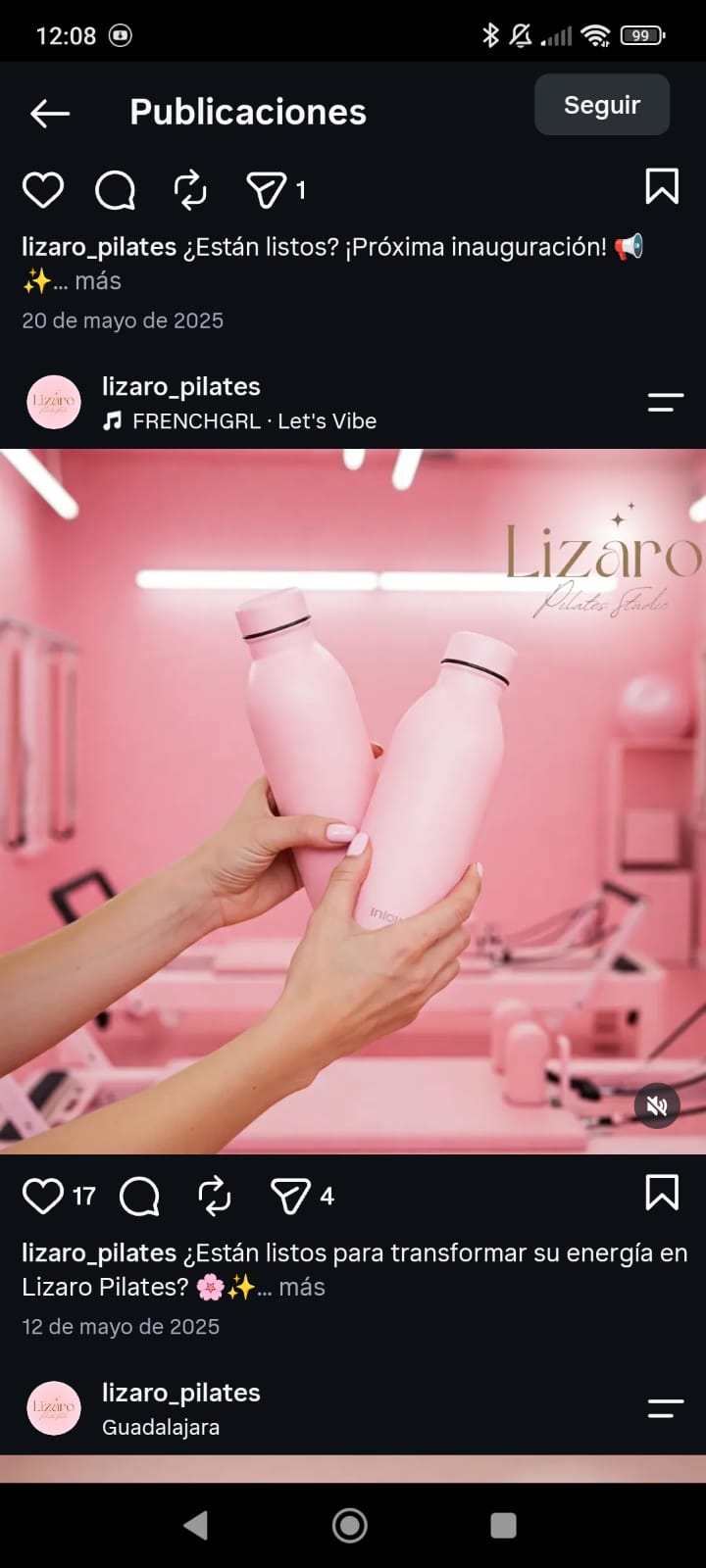 Dos botellas rosas en el contenido de Lizaro Pilates
